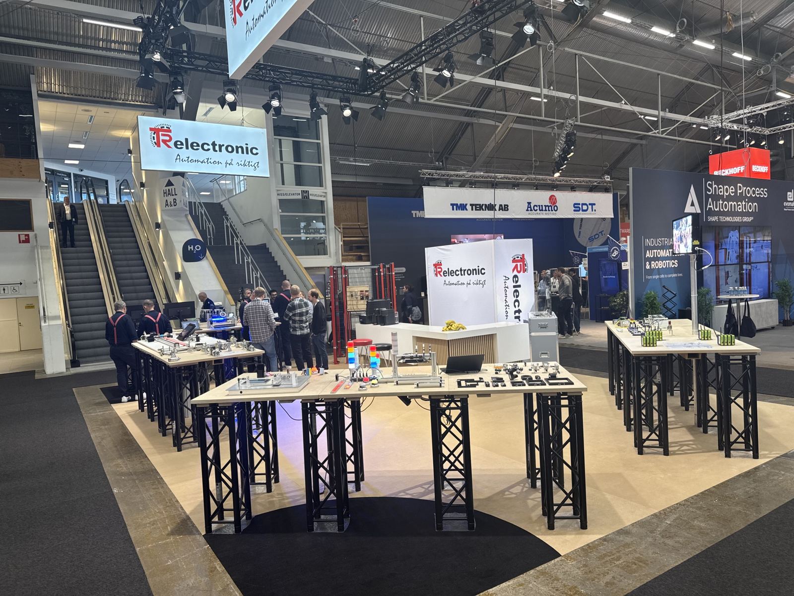 TR Electronics monter med trussbord i plywood, produkter att prova och den röda skyddsburen